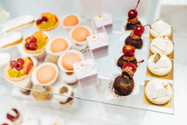 Parti için farklı tatlılar tablo. Şeker çubuğu. 