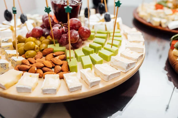 Peynir yemek tatma. Lezzetli peynir masanın üzerinde. Tablo setti