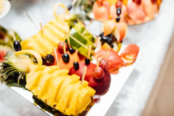 Casamento de luxo catering. Deliciosa barra de doces na recepção do casamento — Fotografia de Stock