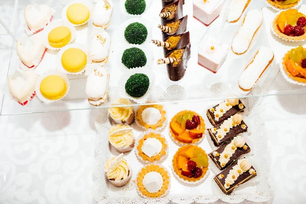 Parti için farklı tatlılar tablo. Şeker çubuğu. 