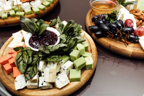 Peynir yemek tatma. Lezzetli peynir masanın üzerinde. Tablo setti