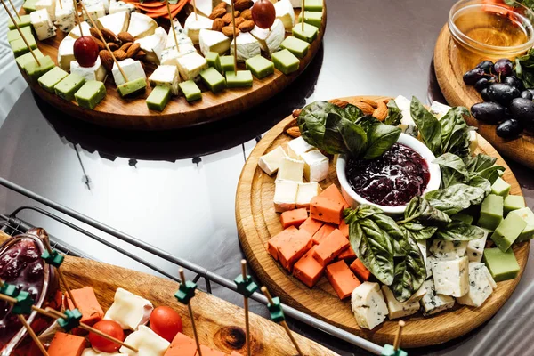 Peynir yemek tatma. Lezzetli peynir masanın üzerinde. Tablo setti