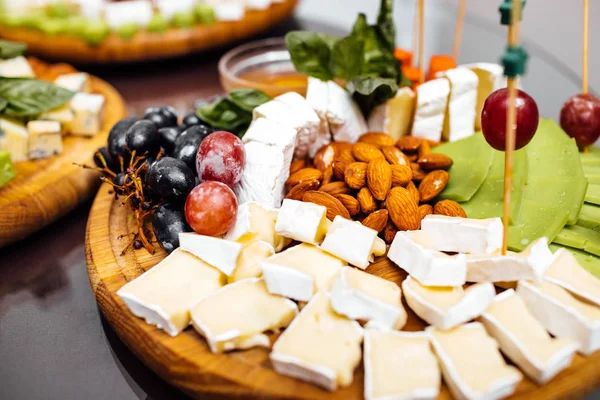 Peynir yemek tatma. Lezzetli peynir masanın üzerinde. Tablo setti