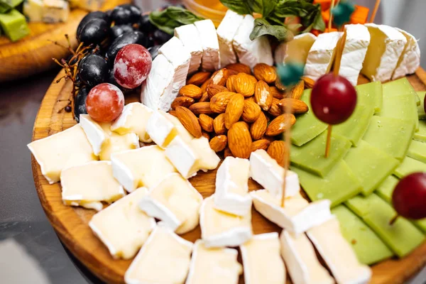 Peynir yemek tatma. Lezzetli peynir masanın üzerinde. Tablo setti