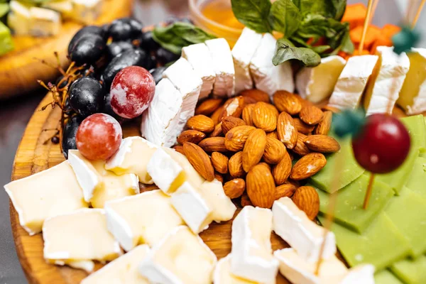 Peynir yemek tatma. Lezzetli peynir masanın üzerinde. Tablo setti