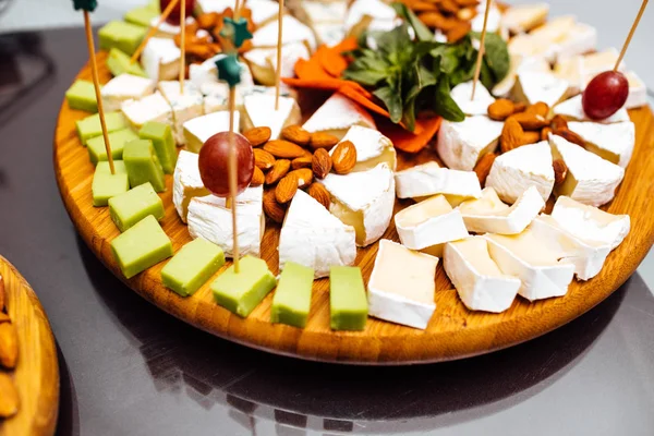 Peynir yemek tatma. Lezzetli peynir masanın üzerinde. Tablo setti