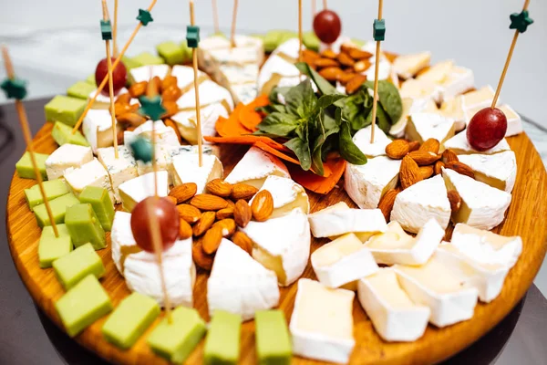 Peynir yemek tatma. Lezzetli peynir masanın üzerinde. Tablo setti