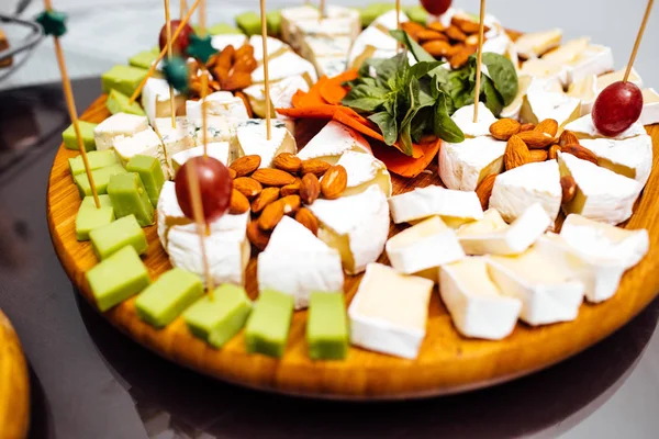 Peynir yemek tatma. Lezzetli peynir masanın üzerinde. Tablo setti