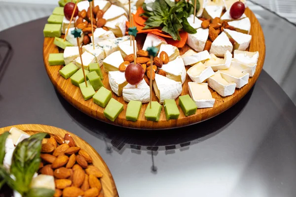 Peynir yemek tatma. Lezzetli peynir masanın üzerinde. Tablo setti