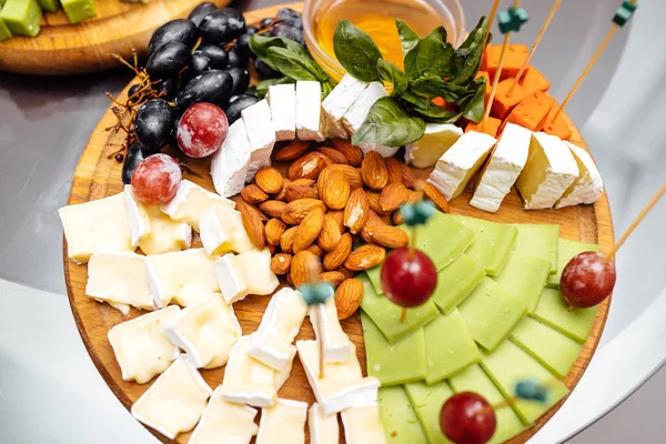 Ochutnávka sýrů pokrm. Lahodný sýr na stole. Tabulka setti ...