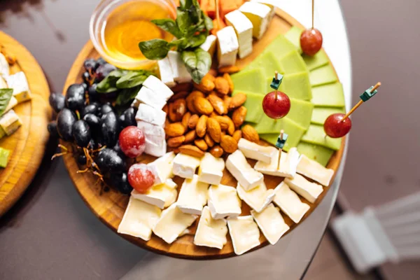 Peynir yemek tatma. Lezzetli peynir masanın üzerinde. Tablo setti