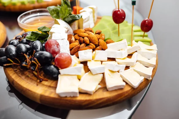 Peynir yemek tatma. Lezzetli peynir masanın üzerinde. Tablo setti