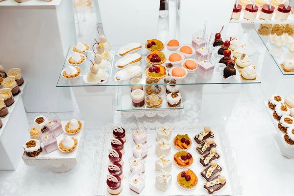 Parti için farklı tatlılar tablo. Şeker çubuğu. 