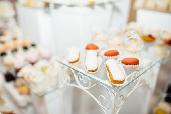 Mesa con diferentes dulces para fiesta. Candy bar . — Foto de Stock