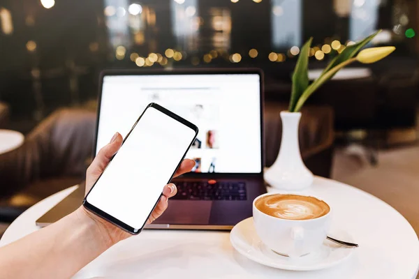 Mujer Con Teléfono Pago Línea Las Mujeres Usan Teléfonos Inteligentes — Foto de Stock