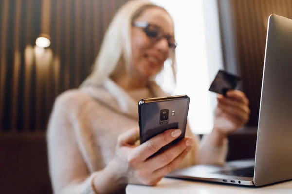 Online-Zahlung. Frauen nutzen Smartphone und Laptop zum Online-Shopping. Zahlung Detail Seite anzeigen. — Stockbild Online Zahlung Frauen Nutzen Smartphone Und Laptop Zum Online Shopping — Stockfoto