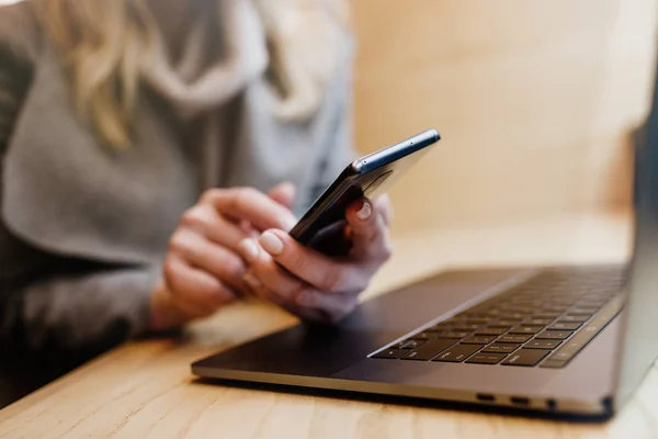 Pago Línea Las Mujeres Usan Teléfonos Inteligentes Computadoras Portátiles Para —  Fotos de Stock