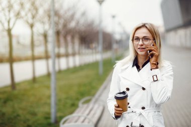 Şehir sokaklarını poz ve kullanarak genç şık güzel kadın 