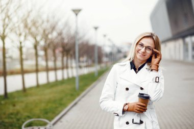 Şehir sokaklarını poz ve kullanarak genç şık güzel kadın 