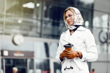 Şehir sokaklarını poz ve kullanarak genç şık güzel kadın 