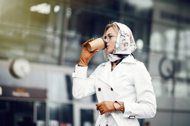 Şehir sokaklarını poz ve kullanarak genç şık güzel kadın 