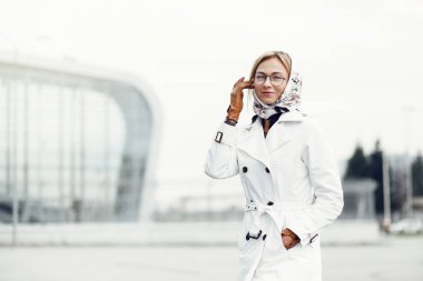 Şehir sokaklarını poz ve kullanarak genç şık güzel kadın 