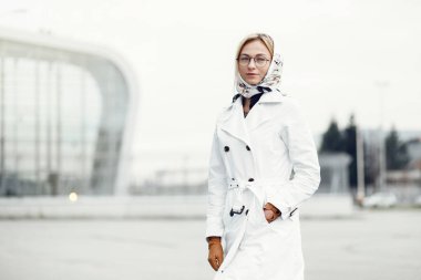 Şehir sokaklarını poz ve kullanarak genç şık güzel kadın 