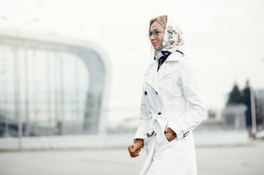 Şehir sokaklarını poz ve kullanarak genç şık güzel kadın 