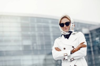 Şehir sokaklarını poz ve kullanarak genç şık güzel kadın 