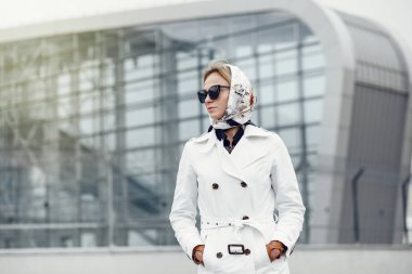 Şehir sokaklarını poz ve kullanarak genç şık güzel kadın 