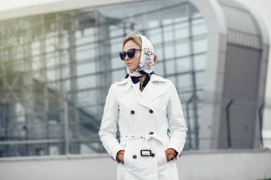 Şehir sokaklarını poz ve kullanarak genç şık güzel kadın 