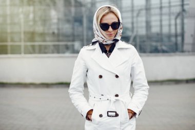 Şehir sokaklarını poz ve kullanarak genç şık güzel kadın 