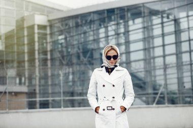 Şehir sokaklarını poz ve kullanarak genç şık güzel kadın 