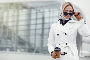 Şehir sokaklarını poz ve kullanarak genç şık güzel kadın 