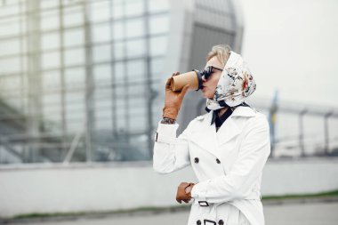 Şehir sokaklarını poz ve kullanarak genç şık güzel kadın 