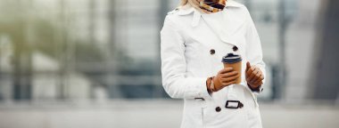 Şehir sokaklarını poz ve kullanarak genç şık güzel kadın 