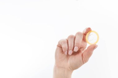 Prezervatif kullanmaya hazır. Prezervatif elinde tutan kadın güvenli seks kavramı.