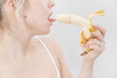 Prezervatif kullanmaya hazır. Muz prezervatif, güvenli seks kavramı tutan kadın.