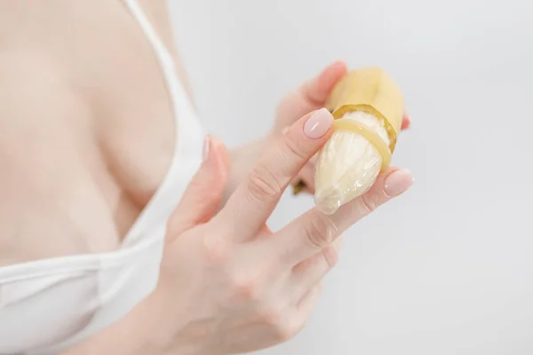 Prezerwatywa Jest Gotowy Użycia Kobieta Trzyma Bananów Prezerwatywy Koncepcja Bezpiecznego — Zdjęcie stockowe