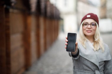Şehrin modern bir akıllı telefon kullanan güzel kadın.