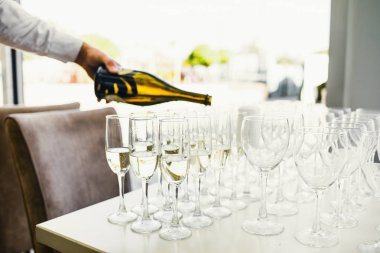 Gözlük şampanya ile. Şampanya ile yeni yıl kutlamaları.