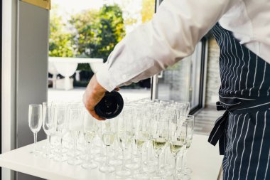 Gözlük şampanya ile. Şampanya ile yeni yıl kutlamaları.