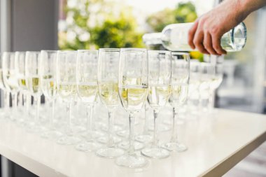 Gözlük şampanya ile. Şampanya ile yeni yıl kutlamaları.