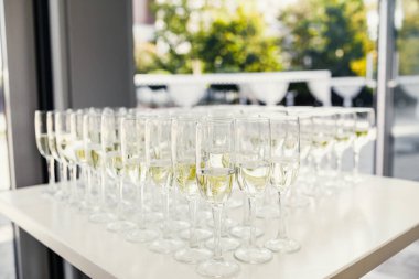 Gözlük şampanya ile. Şampanya ile yeni yıl kutlamaları.