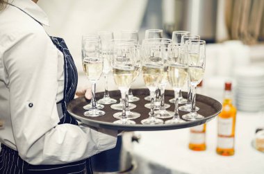 Gözlük şampanya ile. Şampanya ile yeni yıl kutlamaları.