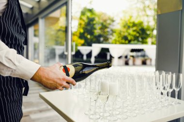 Gözlük şampanya ile. Şampanya ile yeni yıl kutlamaları.