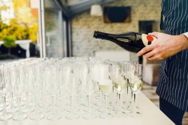 Gözlük şampanya ile. Şampanya ile yeni yıl kutlamaları.