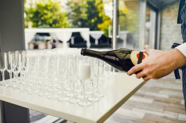 Gözlük şampanya ile. Şampanya ile yeni yıl kutlamaları.