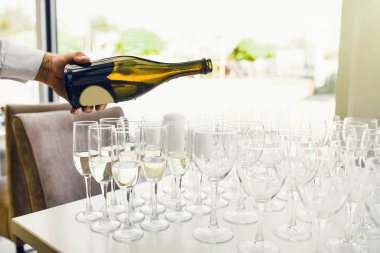 Gözlük şampanya ile. Şampanya ile yeni yıl kutlamaları.