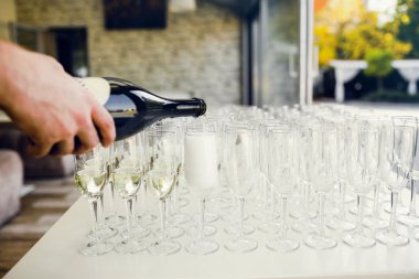 Gözlük şampanya ile. Şampanya ile yeni yıl kutlamaları.